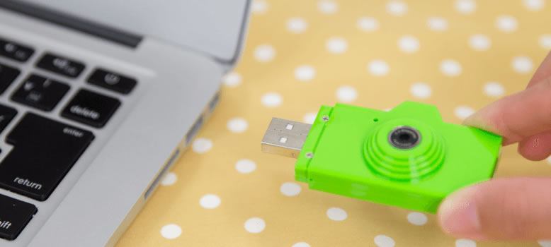トイデジカメのUSB端子をパソコンに差し込んで写真を取り込みます。