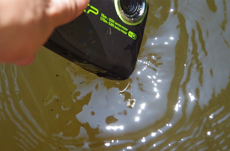 泥を水で流して綺麗になったカメラ