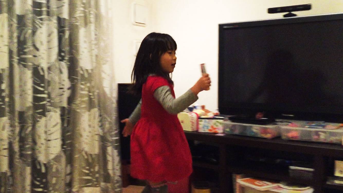 子どもがテレビを真似て踊る姿の動画の画像